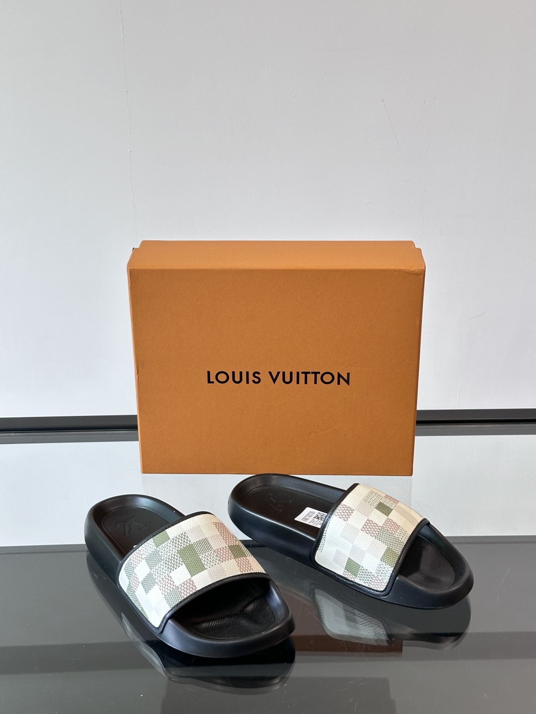 LV◻️ 男士高端拖鞋凉鞋🩴。高品质经典单品，用料上乘考究，版型宽松舒适，推荐入手，鞋面选用进口头层，进