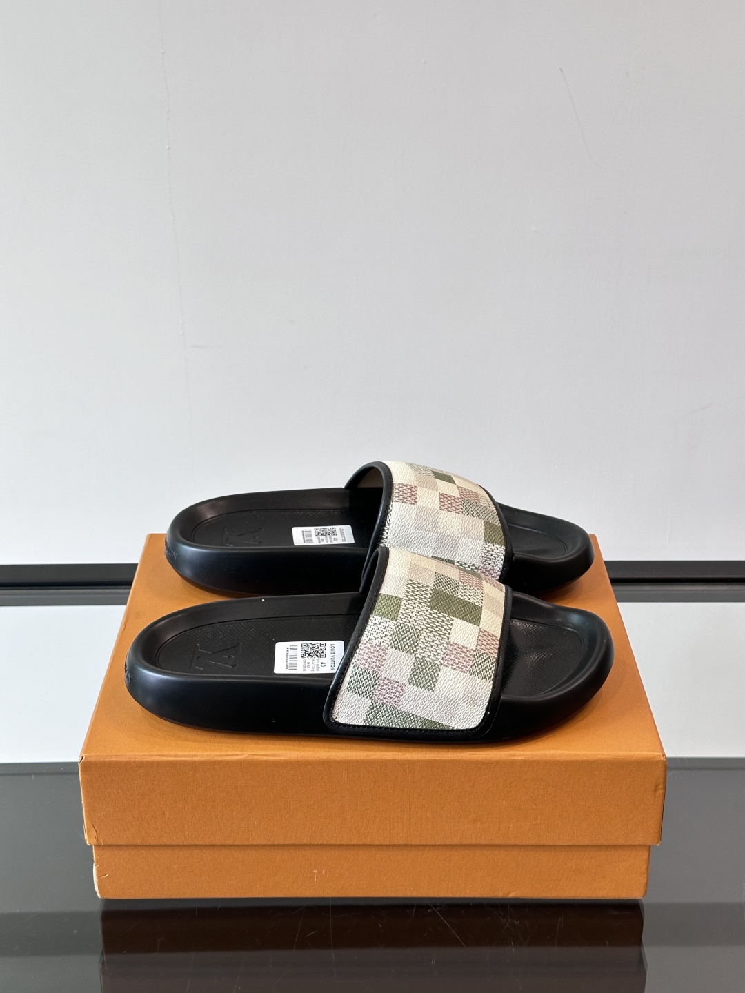 LV◻️ 男士高端拖鞋凉鞋🩴。高品质经典单品，用料上乘考究，版型宽松舒适，推荐入手，鞋面选用进口头层，进