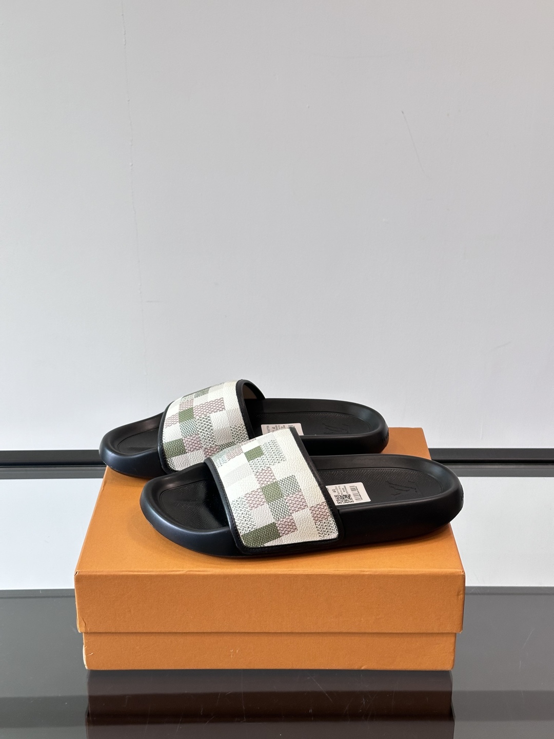 LV◻️ 男士高端拖鞋凉鞋🩴。高品质经典单品，用料上乘考究，版型宽松舒适，推荐入手，鞋面选用进口头层，进