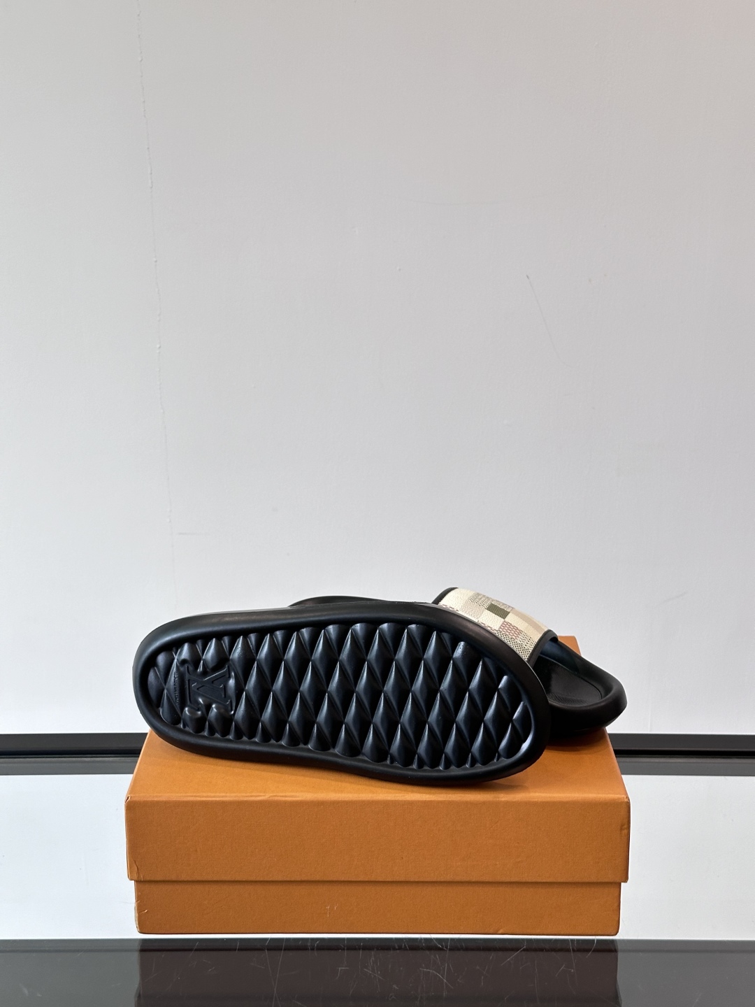 LV◻️ 男士高端拖鞋凉鞋🩴。高品质经典单品，用料上乘考究，版型宽松舒适，推荐入手，鞋面选用进口头层，进