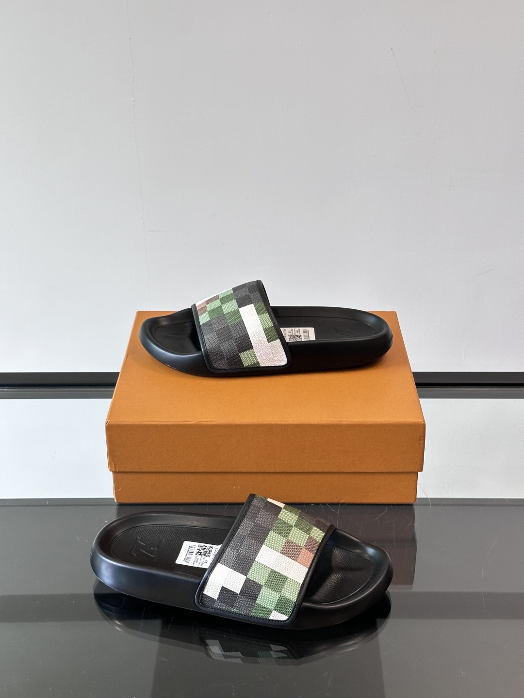 LV◻️ 男士高端拖鞋凉鞋🩴。高品质经典单品，用料上乘考究，版型宽松舒适，推荐入手，鞋面选用进口头层，进