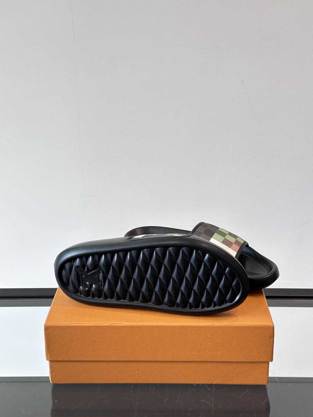LV◻️ 男士高端拖鞋凉鞋🩴。高品质经典单品，用料上乘考究，版型宽松舒适，推荐入手，鞋面选用进口头层，进