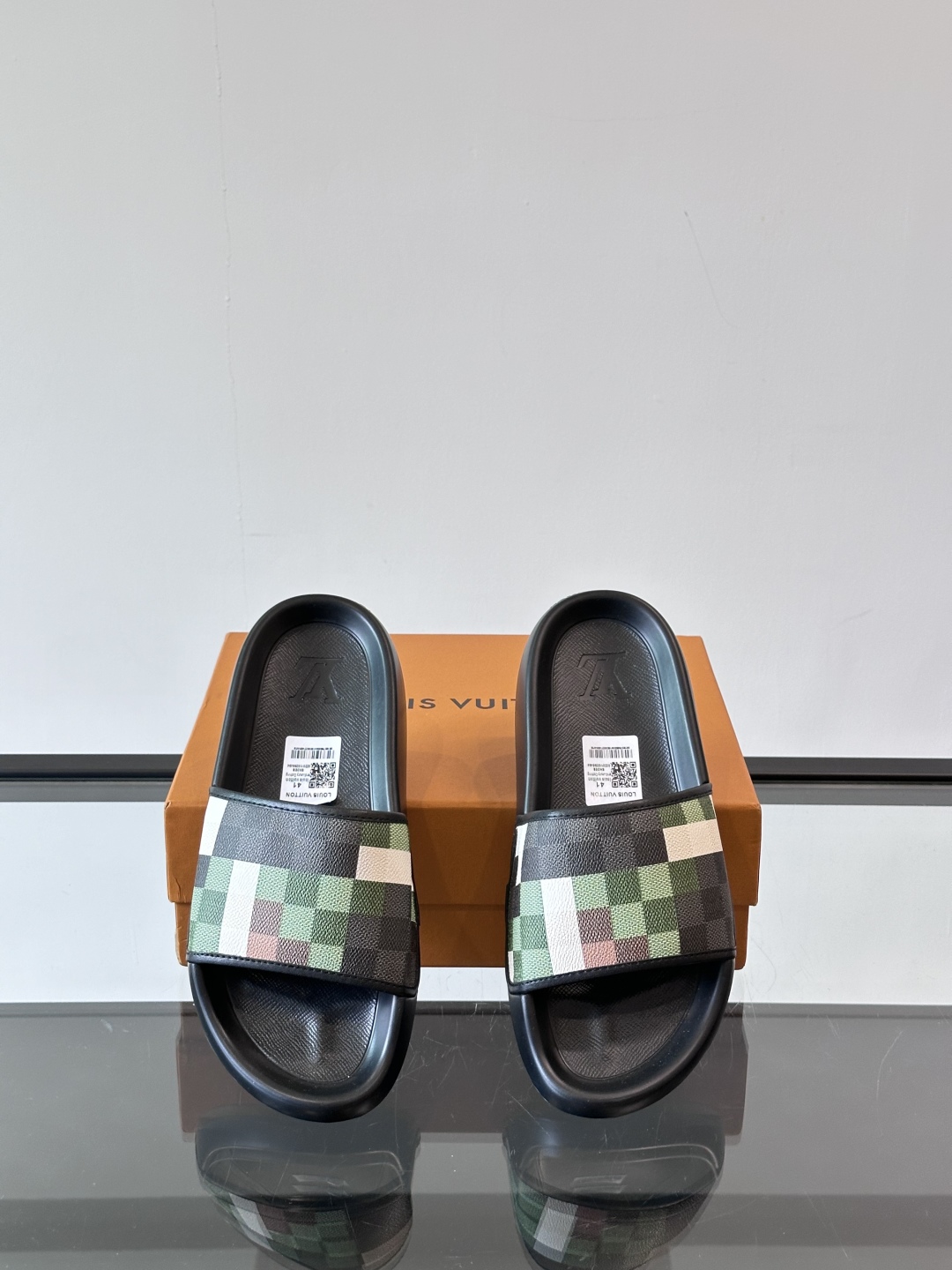 LV◻️ 男士高端拖鞋凉鞋🩴。高品质经典单品，用料上乘考究，版型宽松舒适，推荐入手，鞋面选用进口头层，进