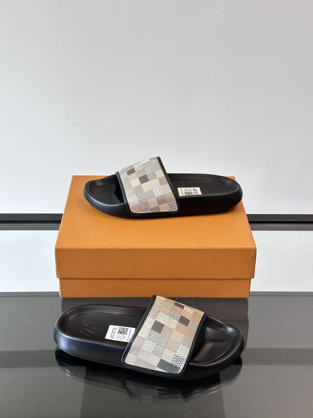LV◻️ 男士高端拖鞋凉鞋🩴。高品质经典单品，用料上乘考究，版型宽松舒适，推荐入手，鞋面选用进口头层，进