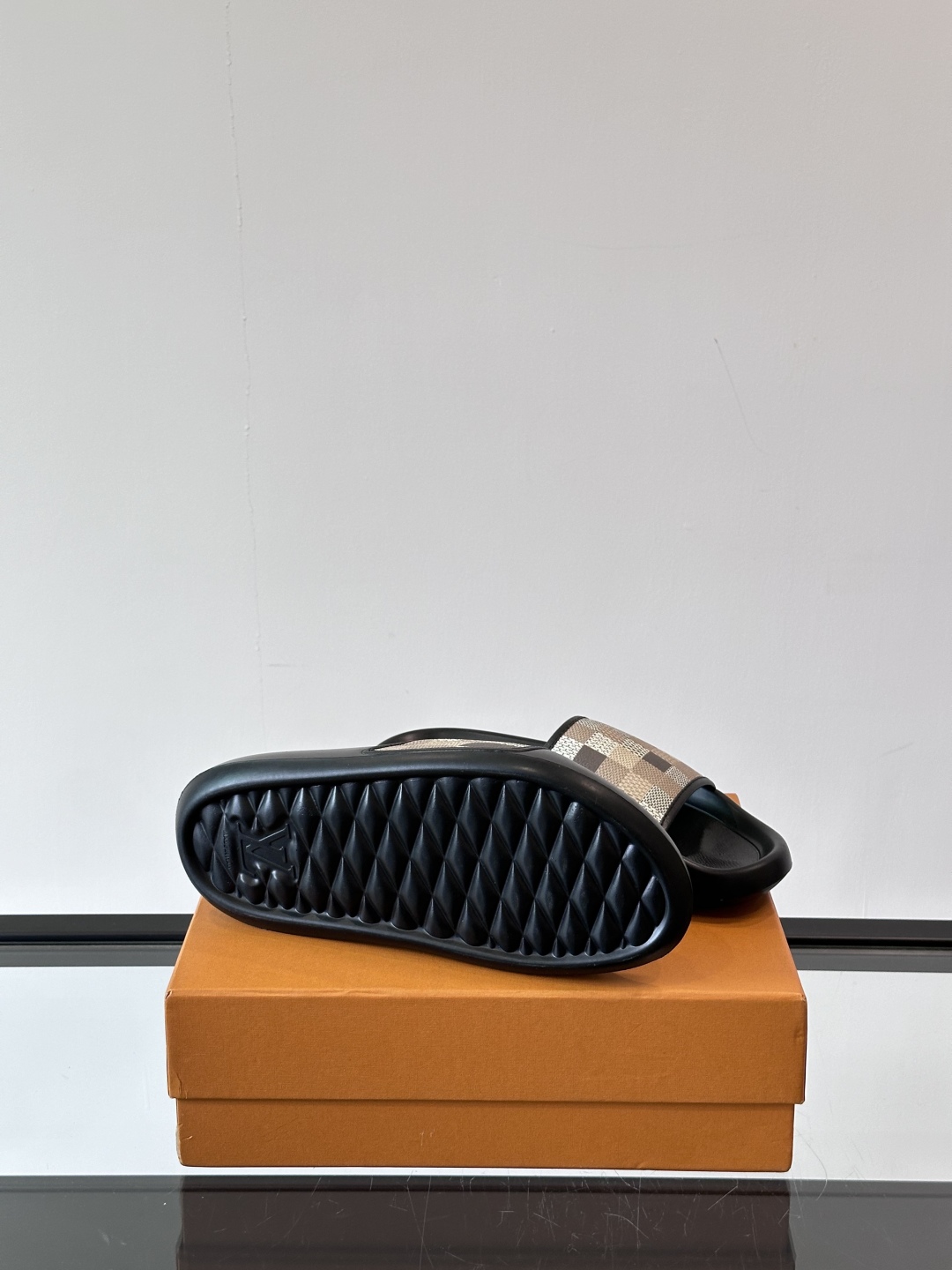 LV◻️ 男士高端拖鞋凉鞋🩴。高品质经典单品，用料上乘考究，版型宽松舒适，推荐入手，鞋面选用进口头层，进