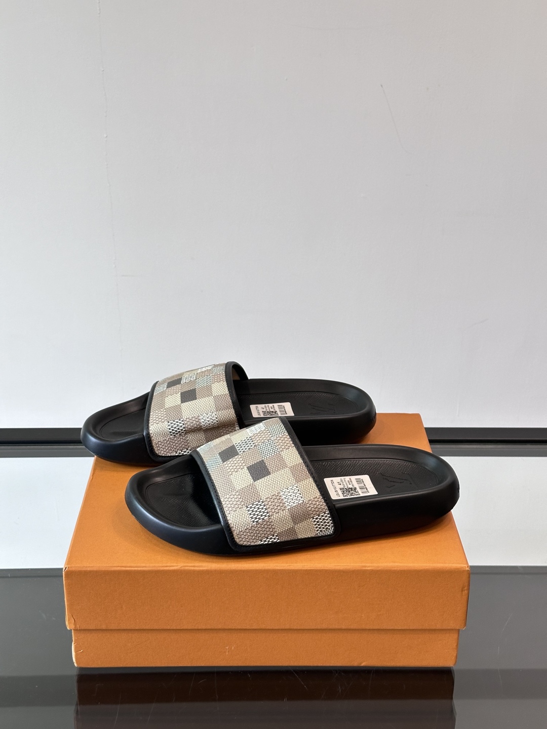 LV◻️ 男士高端拖鞋凉鞋🩴。高品质经典单品，用料上乘考究，版型宽松舒适，推荐入手，鞋面选用进口头层，进