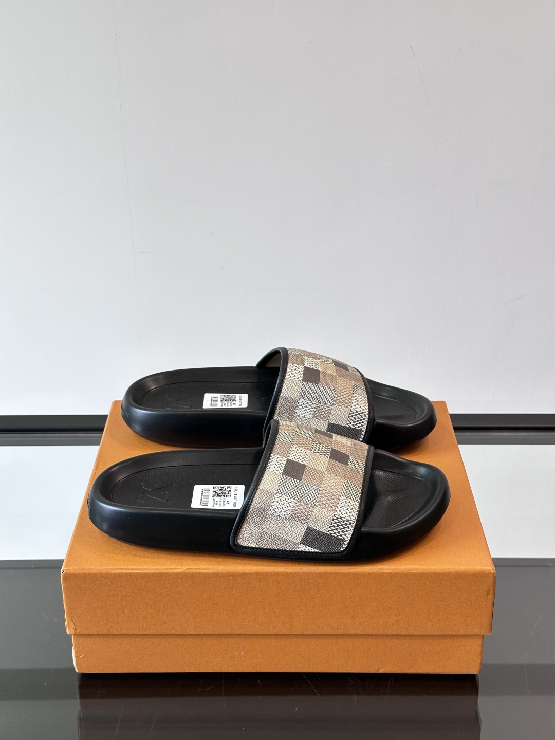 LV◻️ 男士高端拖鞋凉鞋🩴。高品质经典单品，用料上乘考究，版型宽松舒适，推荐入手，鞋面选用进口头层，进