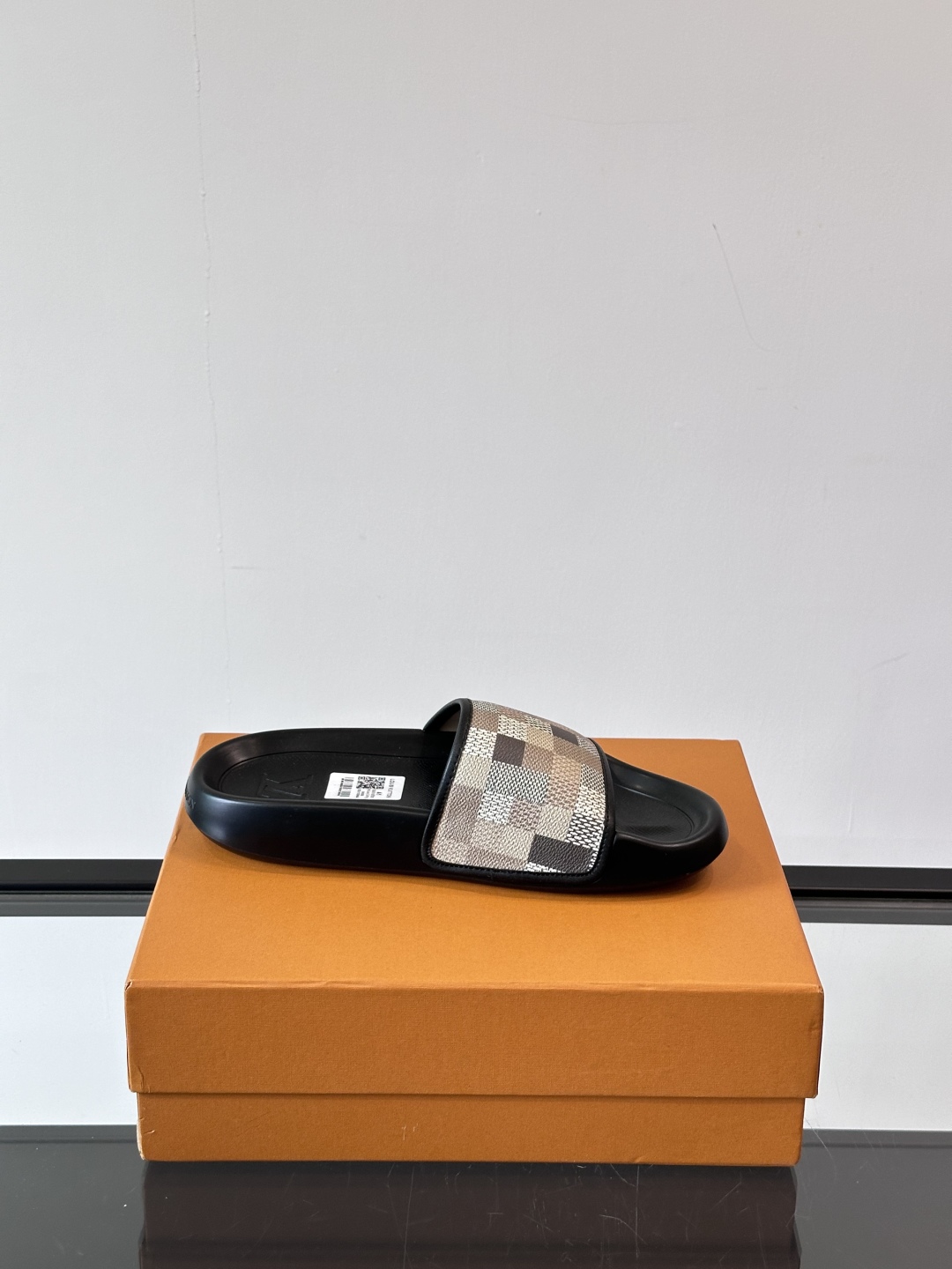 LV◻️ 男士高端拖鞋凉鞋🩴。高品质经典单品，用料上乘考究，版型宽松舒适，推荐入手，鞋面选用进口头层，进