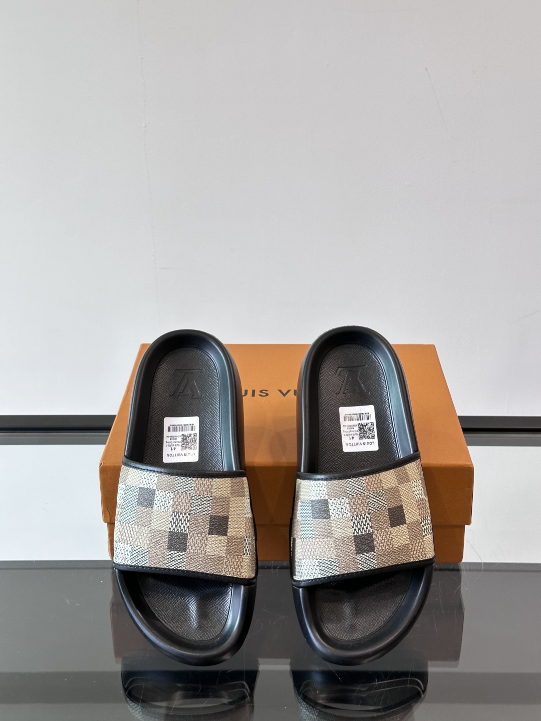 LV◻️ 男士高端拖鞋凉鞋🩴。高品质经典单品，用料上乘考究，版型宽松舒适，推荐入手，鞋面选用进口头层，进