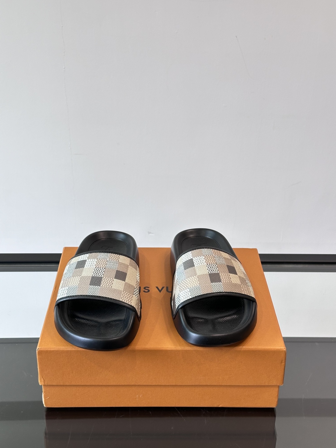 LV◻️ 男士高端拖鞋凉鞋🩴。高品质经典单品，用料上乘考究，版型宽松舒适，推荐入手，鞋面选用进口头层，进