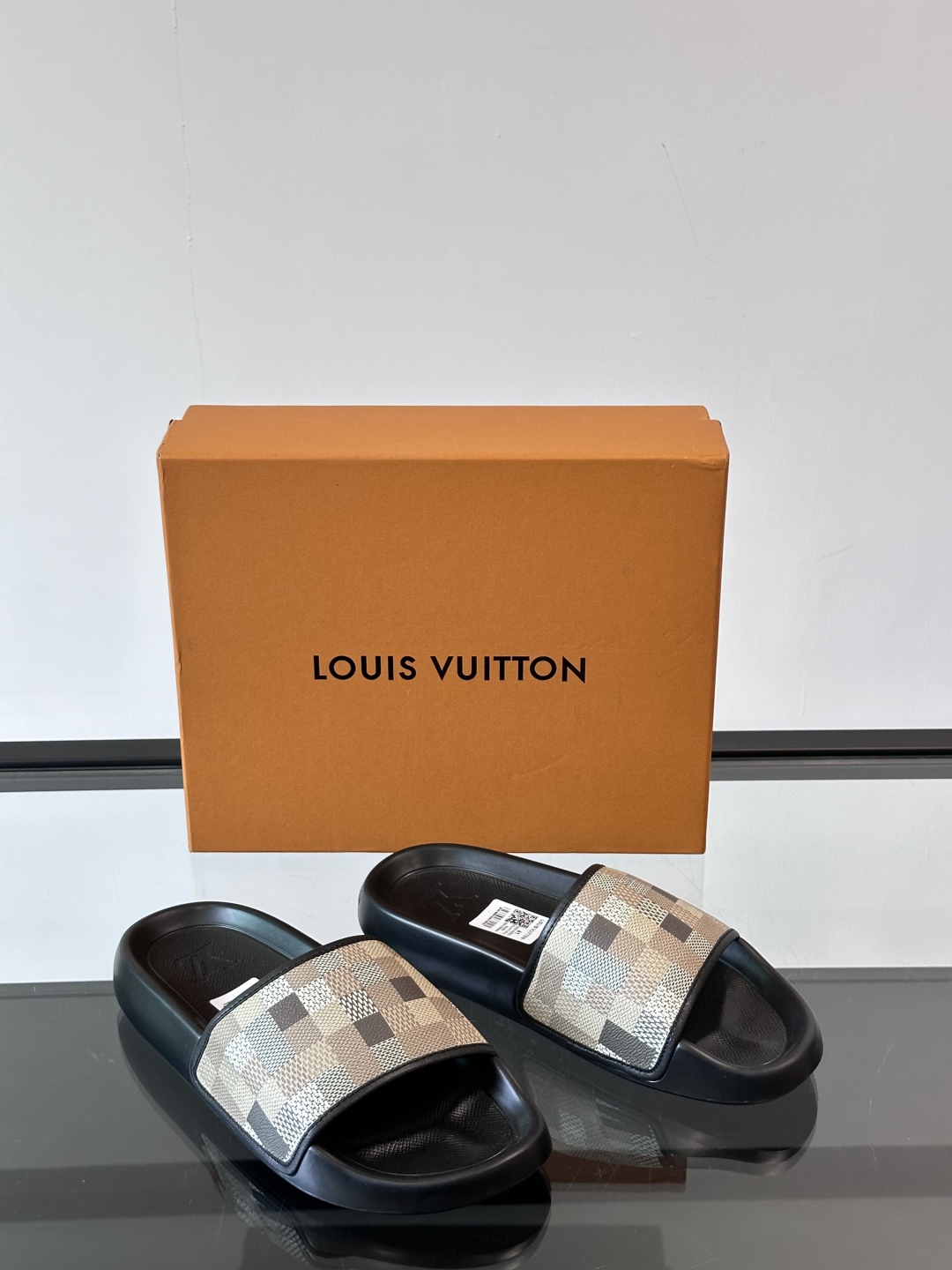 LV◻️ 男士高端拖鞋凉鞋🩴。高品质经典单品，用料上乘考究，版型宽松舒适，推荐入手，鞋面选用进口头层，进