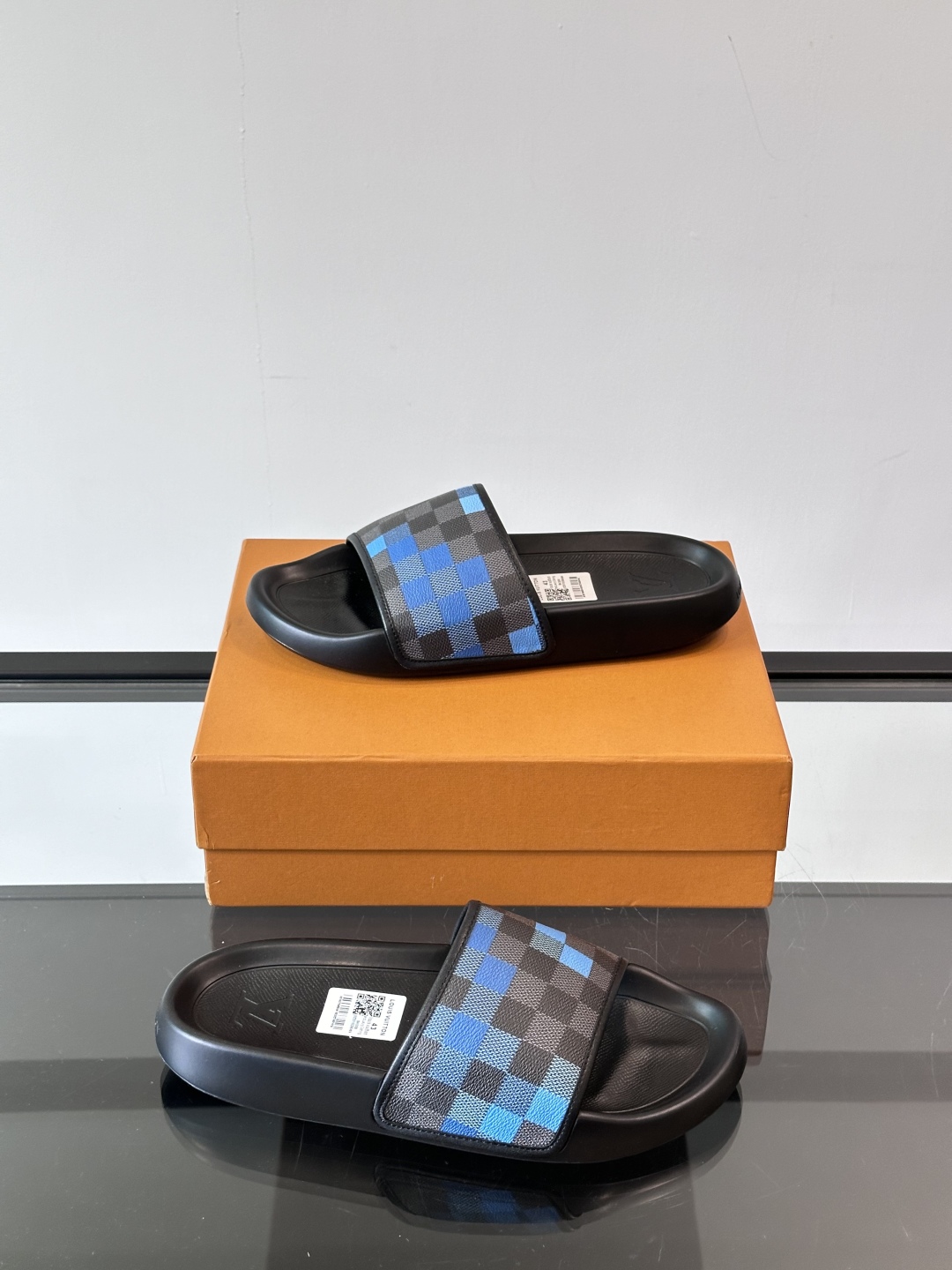 LV◻️ 男士高端拖鞋凉鞋🩴。高品质经典单品，用料上乘考究，版型宽松舒适，推荐入手，鞋面选用进口头层，进