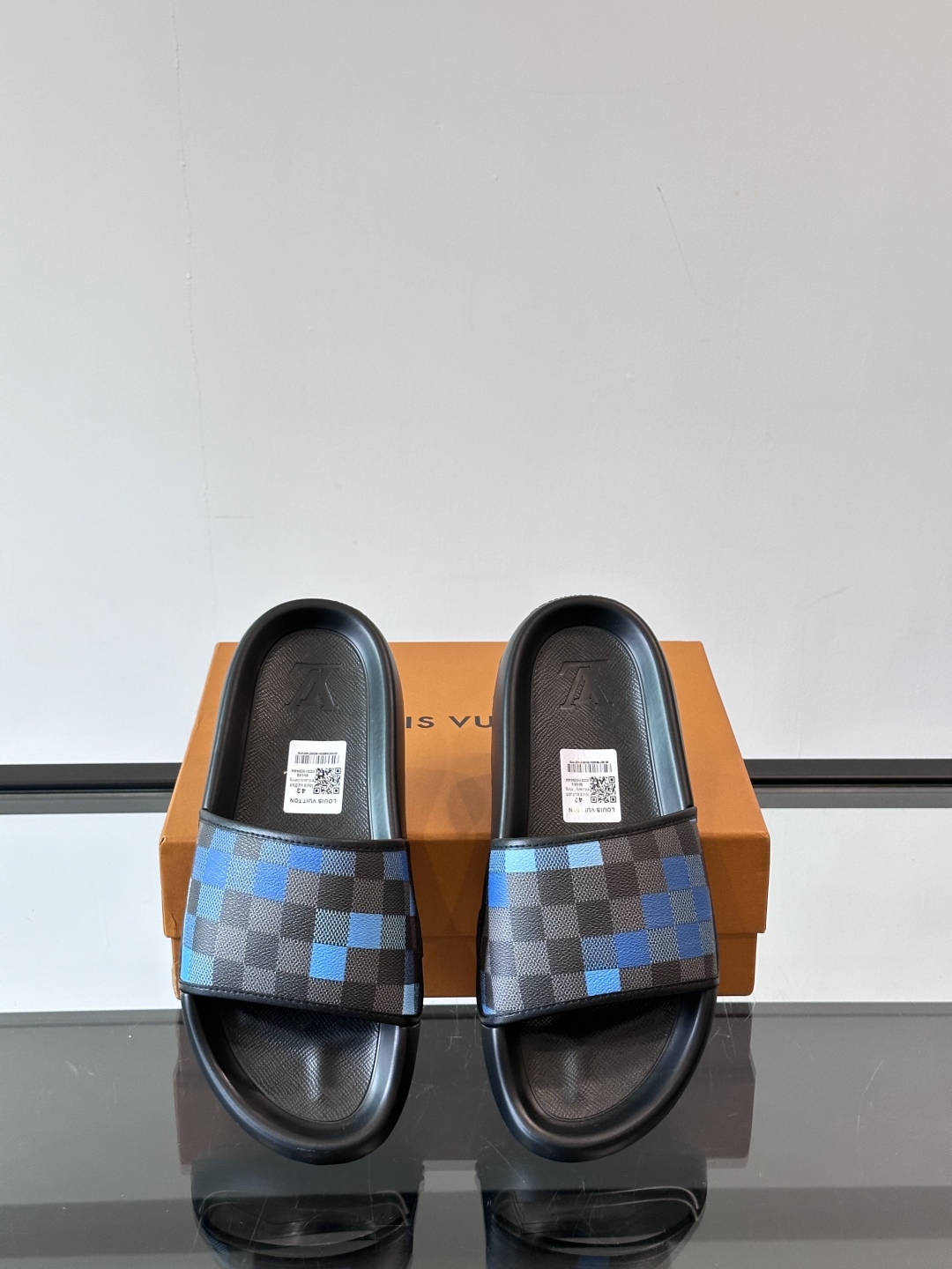 LV◻️ 男士高端拖鞋凉鞋🩴。高品质经典单品，用料上乘考究，版型宽松舒适，推荐入手，鞋面选用进口头层，进