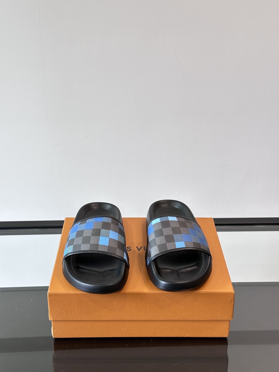LV◻️ 男士高端拖鞋凉鞋🩴。高品质经典单品，用料上乘考究，版型宽松舒适，推荐入手，鞋面选用进口头层，进