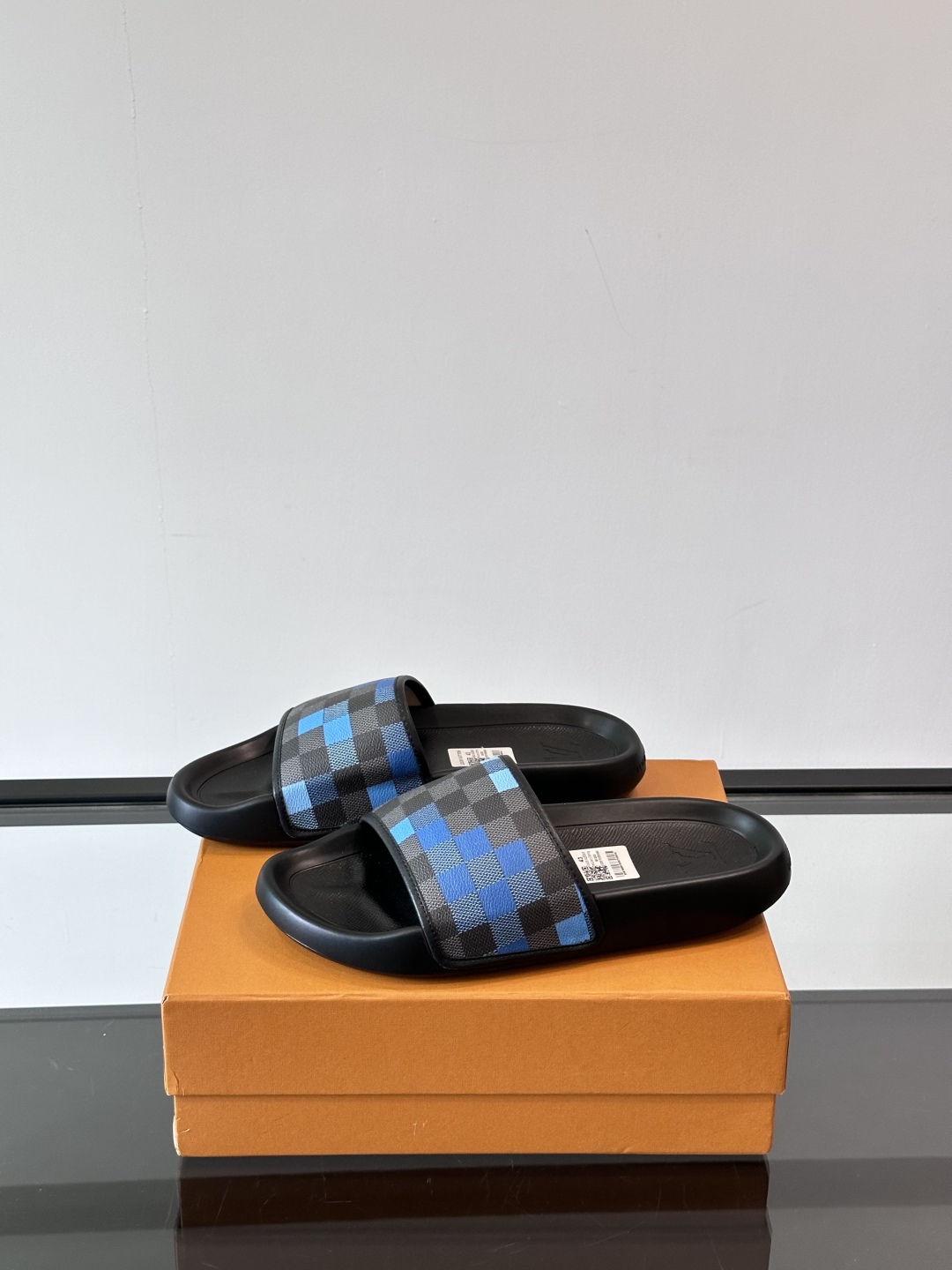 LV◻️ 男士高端拖鞋凉鞋🩴。高品质经典单品，用料上乘考究，版型宽松舒适，推荐入手，鞋面选用进口头层，进