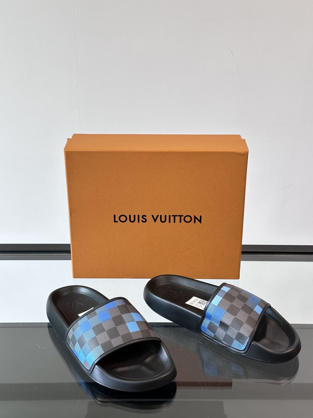 LV◻️ 男士高端拖鞋凉鞋🩴。高品质经典单品，用料上乘考究，版型宽松舒适，推荐入手，鞋面选用进口头层，进