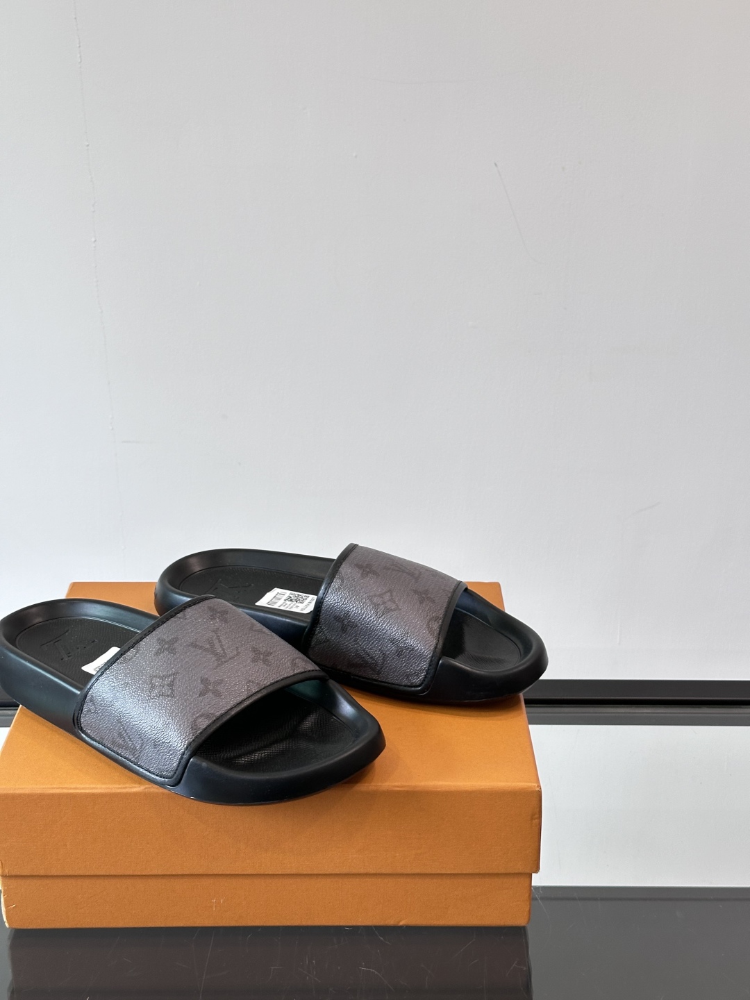 LV◻️ 男士高端拖鞋凉鞋🩴。高品质经典单品，用料上乘考究，版型宽松舒适，推荐入手，鞋面选用进口头层，进