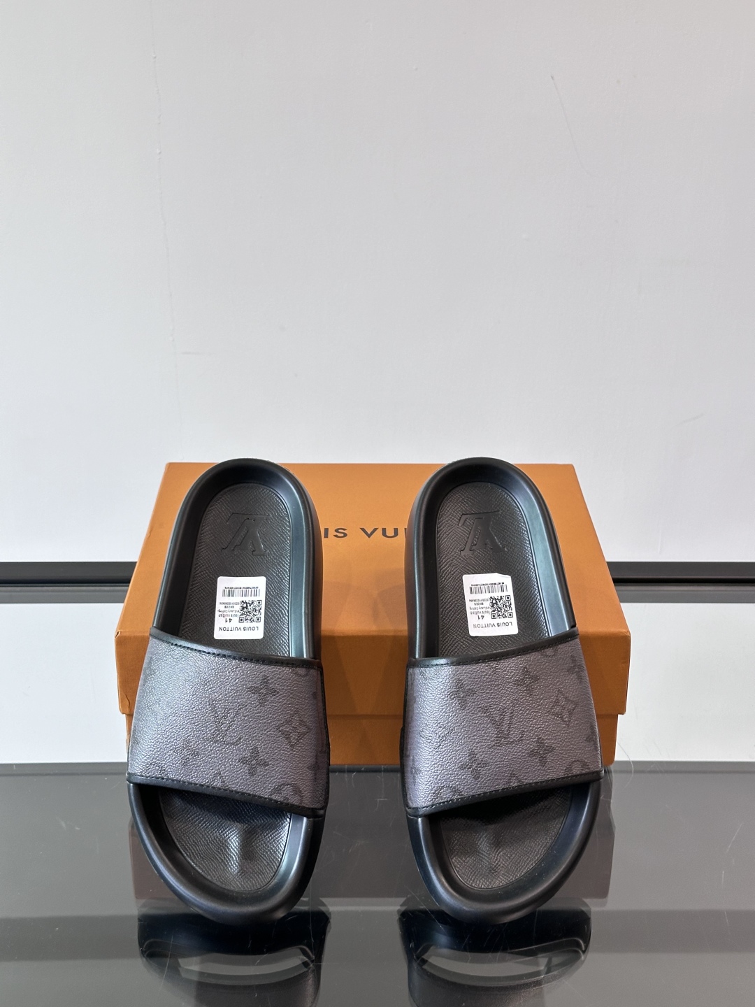 LV◻️ 男士高端拖鞋凉鞋🩴。高品质经典单品，用料上乘考究，版型宽松舒适，推荐入手，鞋面选用进口头层，进