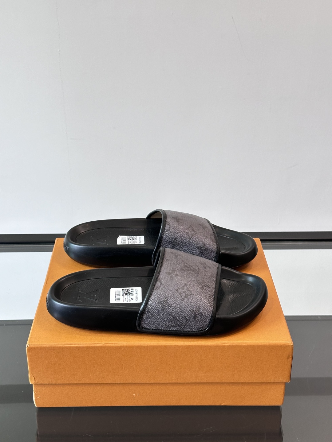 LV◻️ 男士高端拖鞋凉鞋🩴。高品质经典单品，用料上乘考究，版型宽松舒适，推荐入手，鞋面选用进口头层，进