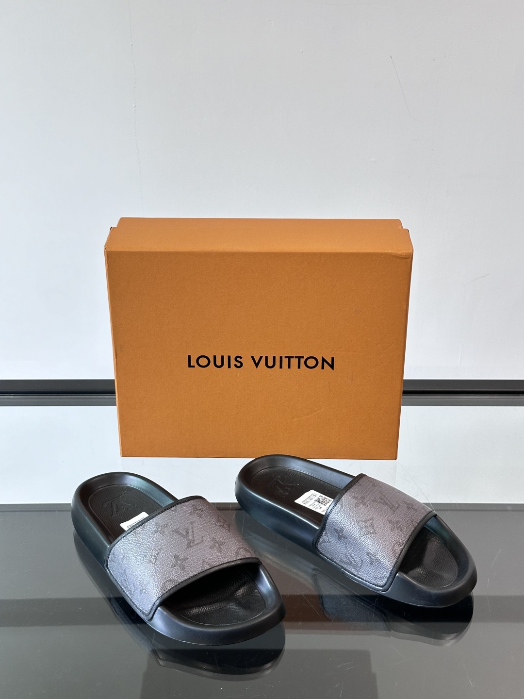 LV◻️ 男士高端拖鞋凉鞋🩴。高品质经典单品，用料上乘考究，版型宽松舒适，推荐入手，鞋面选用进口头层，进