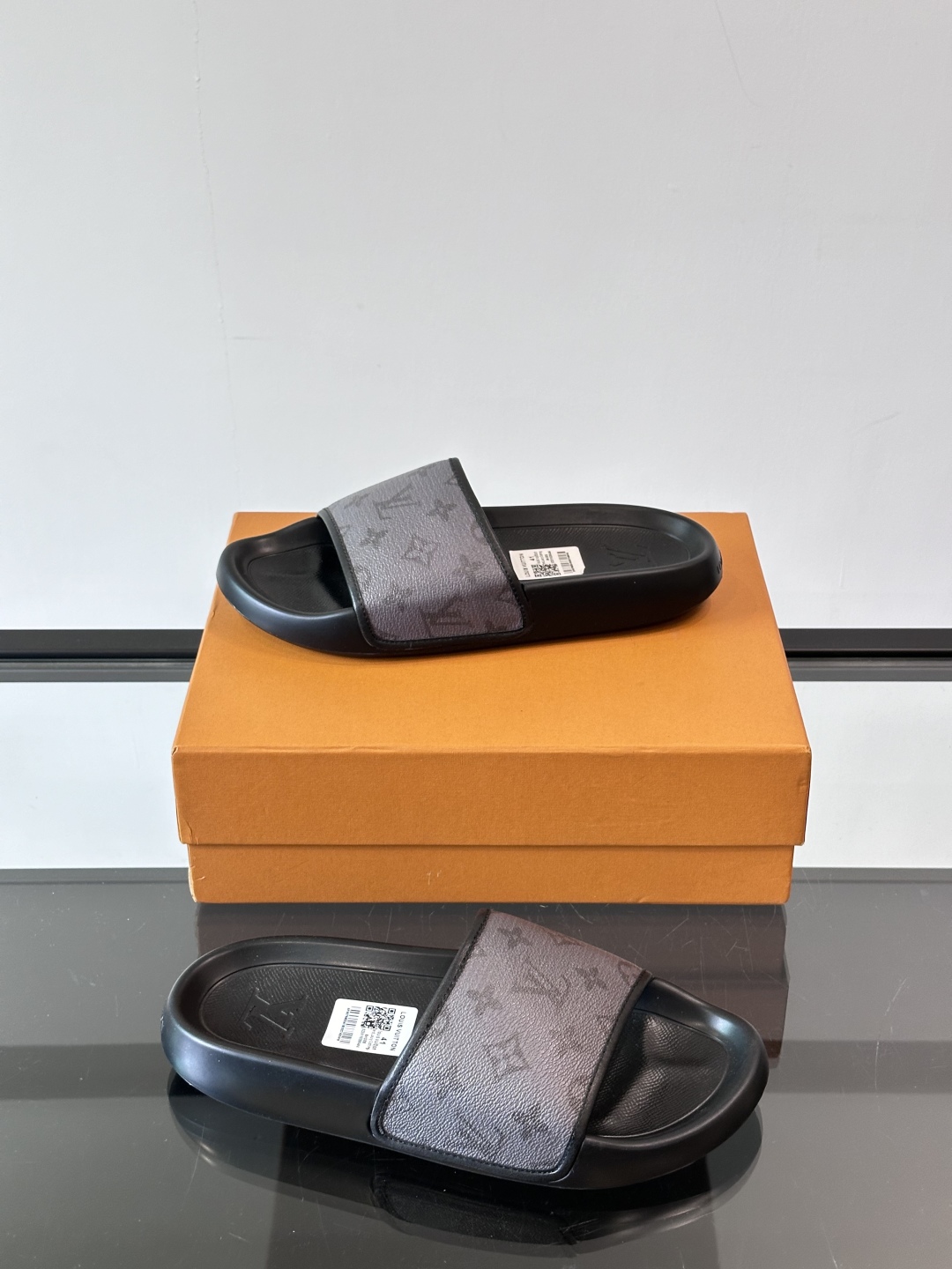LV◻️ 男士高端拖鞋凉鞋🩴。高品质经典单品，用料上乘考究，版型宽松舒适，推荐入手，鞋面选用进口头层，进