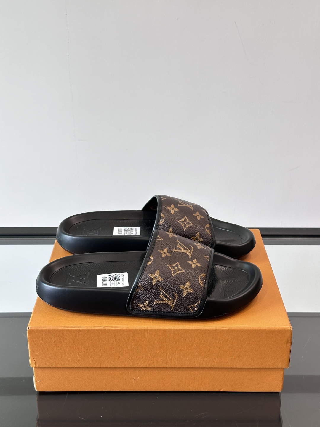 LV◻️ 男士高端拖鞋凉鞋🩴。高品质经典单品，用料上乘考究，版型宽松舒适，推荐入手，鞋面选用进口头层，进