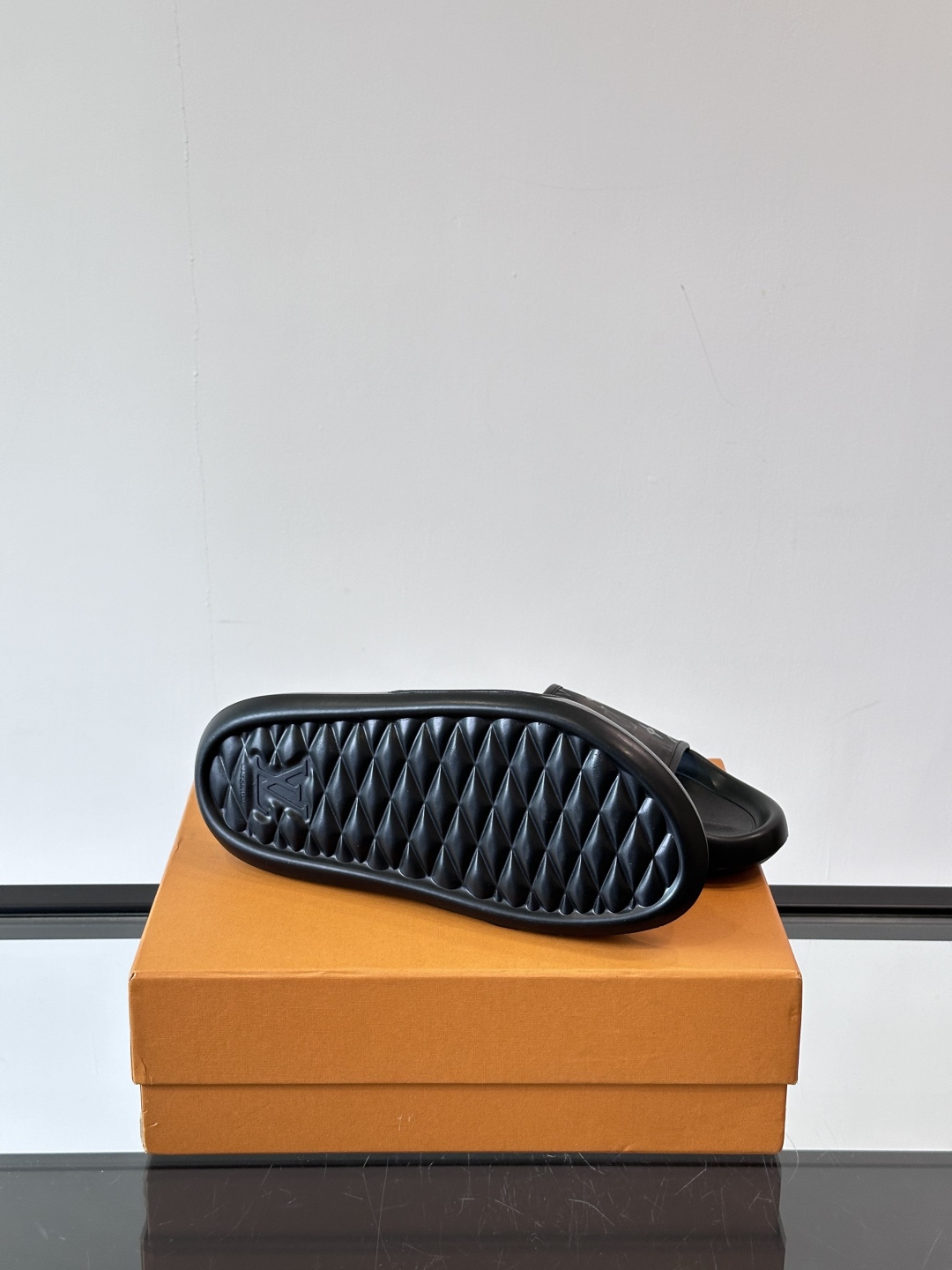 LV◻️ 男士高端拖鞋凉鞋🩴。高品质经典单品，用料上乘考究，版型宽松舒适，推荐入手，鞋面选用进口头层，进