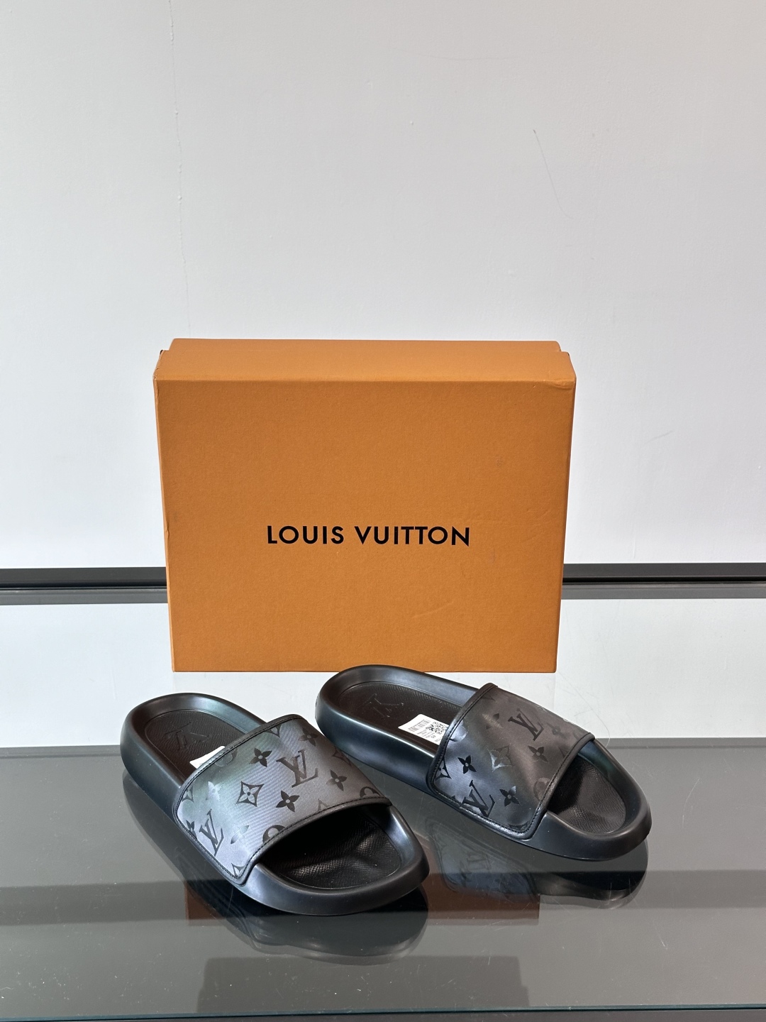 LV◻️ 男士高端拖鞋凉鞋🩴。高品质经典单品，用料上乘考究，版型宽松舒适，推荐入手，鞋面选用进口头层，进