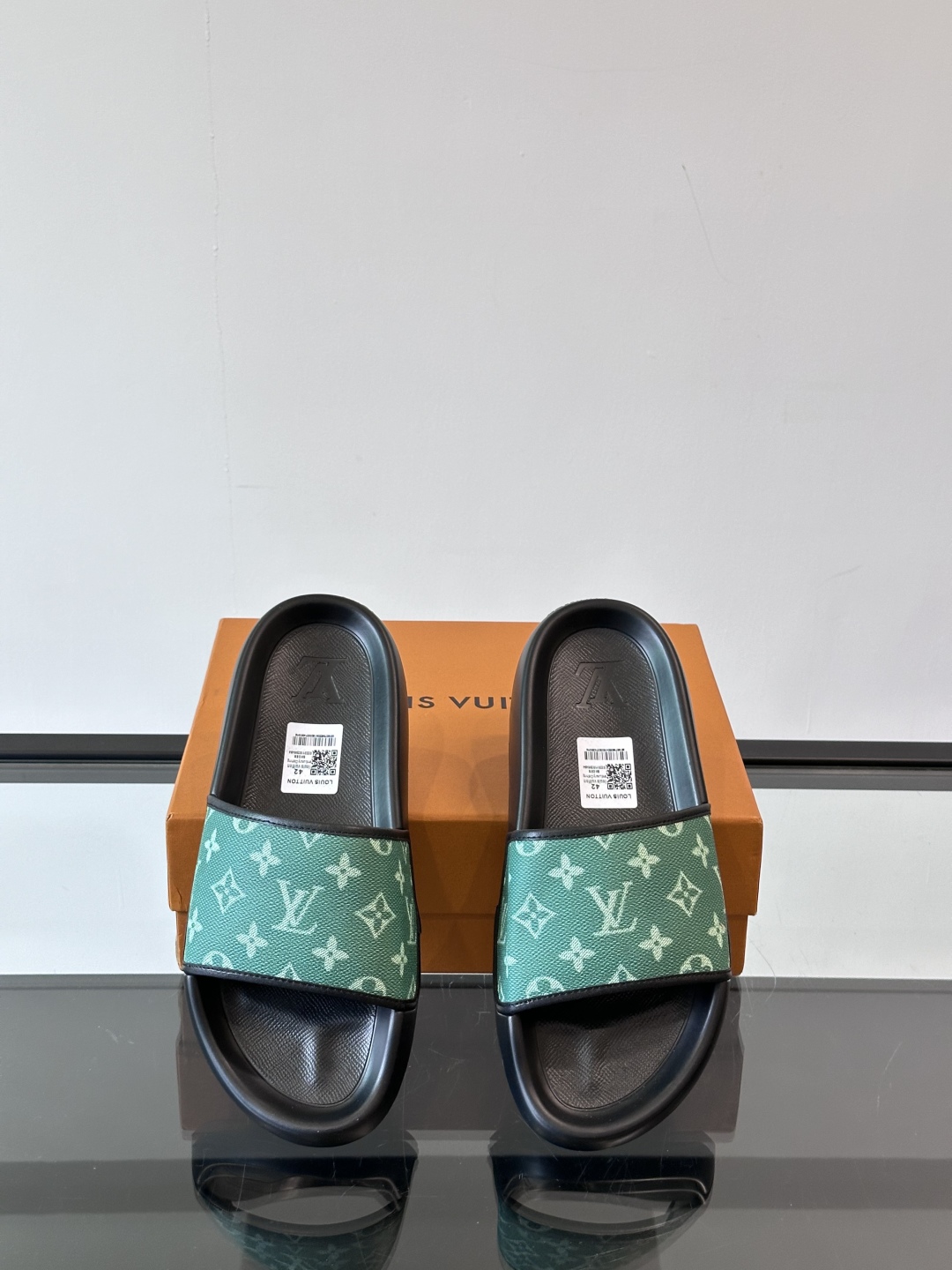 LV◻️ 男士高端拖鞋凉鞋🩴。高品质经典单品，用料上乘考究，版型宽松舒适，推荐入手，鞋面选用进口头层，进
