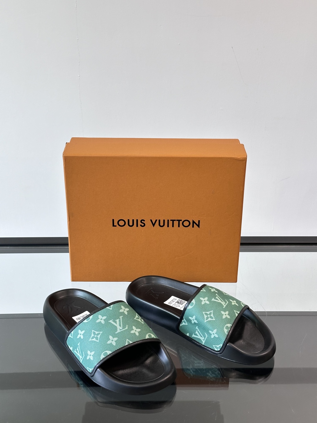 LV◻️ 男士高端拖鞋凉鞋🩴。高品质经典单品，用料上乘考究，版型宽松舒适，推荐入手，鞋面选用进口头层，进