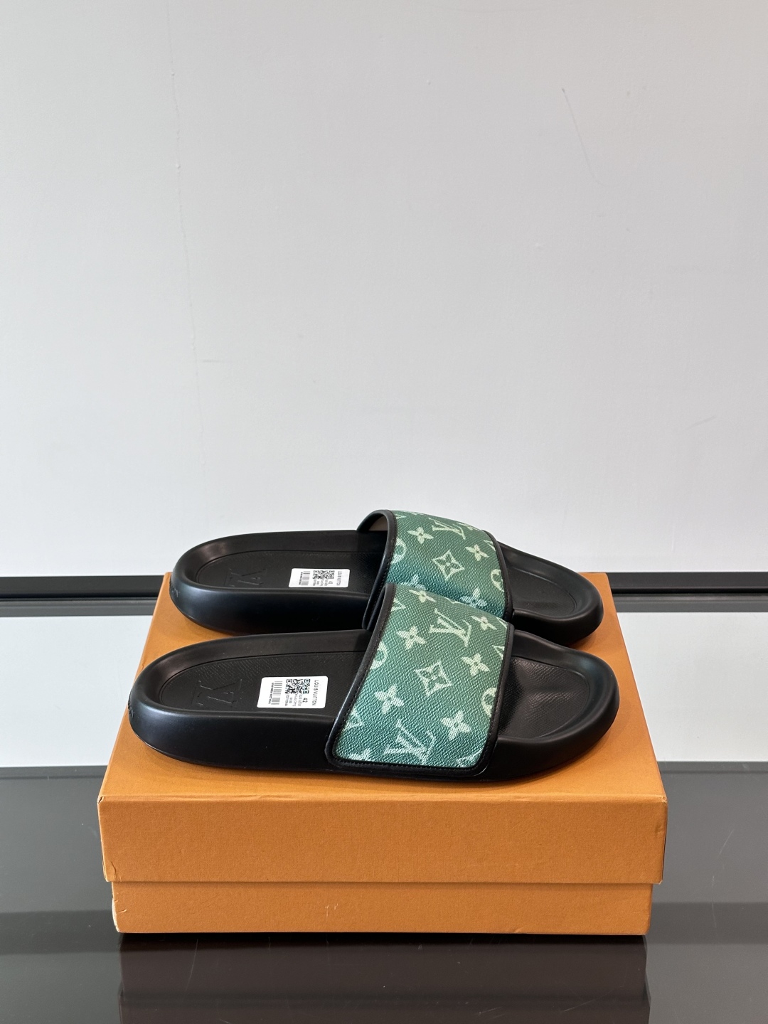LV◻️ 男士高端拖鞋凉鞋🩴。高品质经典单品，用料上乘考究，版型宽松舒适，推荐入手，鞋面选用进口头层，进