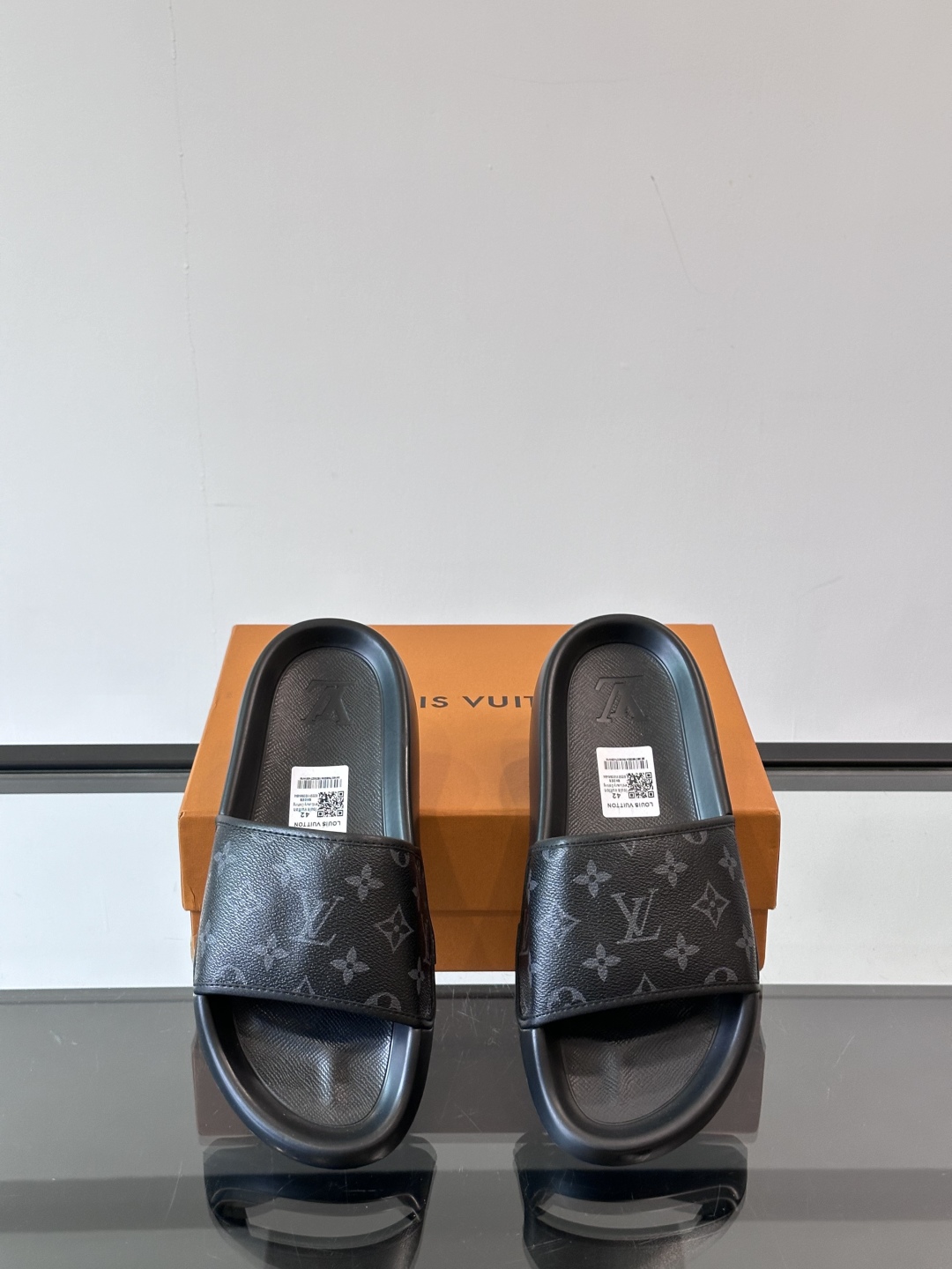 LV◻️ 男士高端拖鞋凉鞋🩴。高品质经典单品，用料上乘考究，版型宽松舒适，推荐入手，鞋面选用进口头层，进