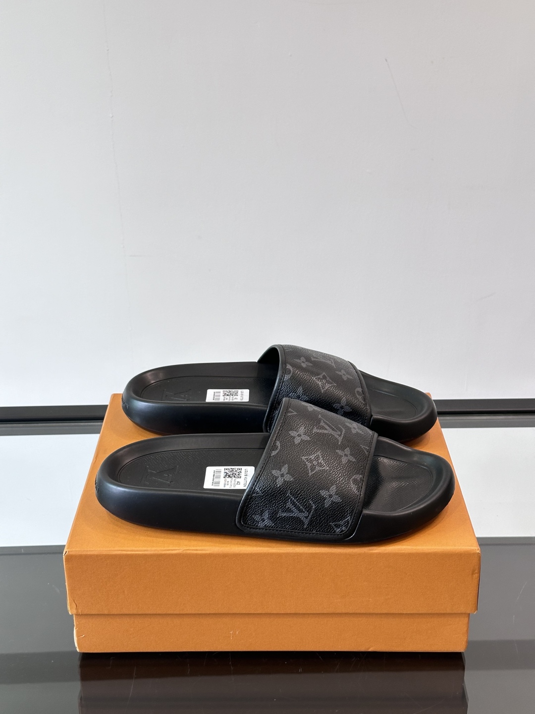 LV◻️ 男士高端拖鞋凉鞋🩴。高品质经典单品，用料上乘考究，版型宽松舒适，推荐入手，鞋面选用进口头层，进