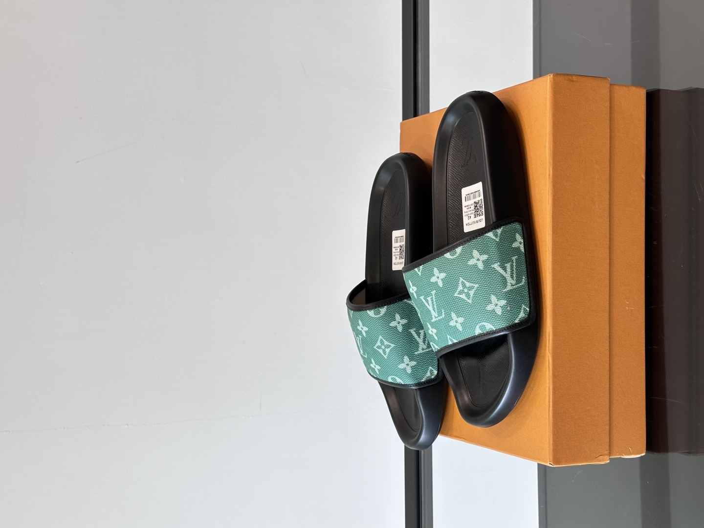 LV◻️ 男士高端拖鞋凉鞋🩴。高品质经典单品，用料上乘考究，版型宽松舒适，推荐入手，鞋面选用进口头层，进