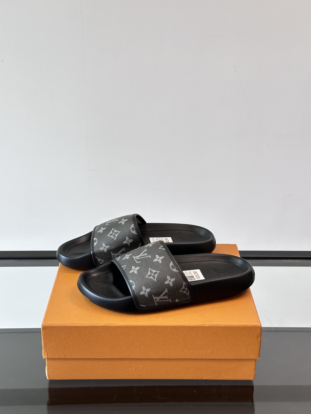 LV◻️ 男士高端拖鞋凉鞋🩴。高品质经典单品，用料上乘考究，版型宽松舒适，推荐入手，鞋面选用进口头层，进