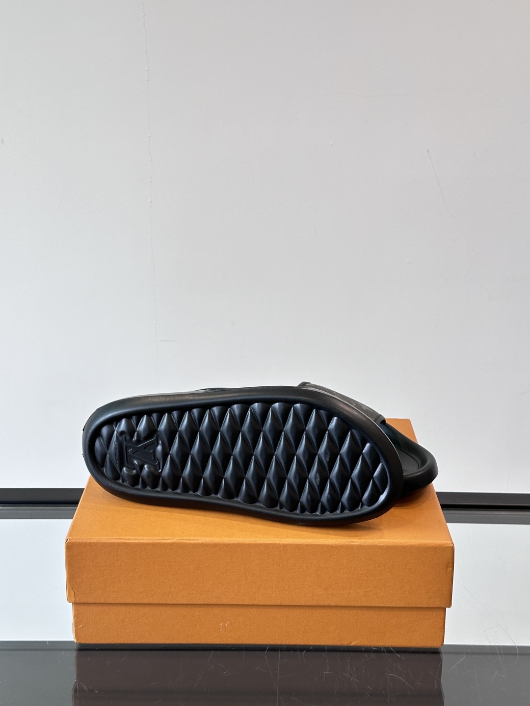 LV◻️ 男士高端拖鞋凉鞋🩴。高品质经典单品，用料上乘考究，版型宽松舒适，推荐入手，鞋面选用进口头层，进