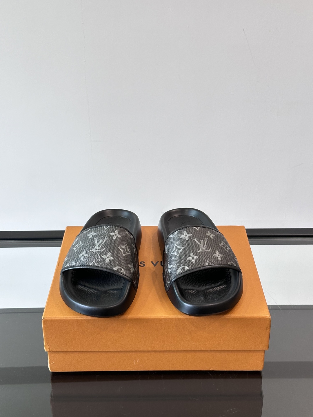 LV◻️ 男士高端拖鞋凉鞋🩴。高品质经典单品，用料上乘考究，版型宽松舒适，推荐入手，鞋面选用进口头层，进