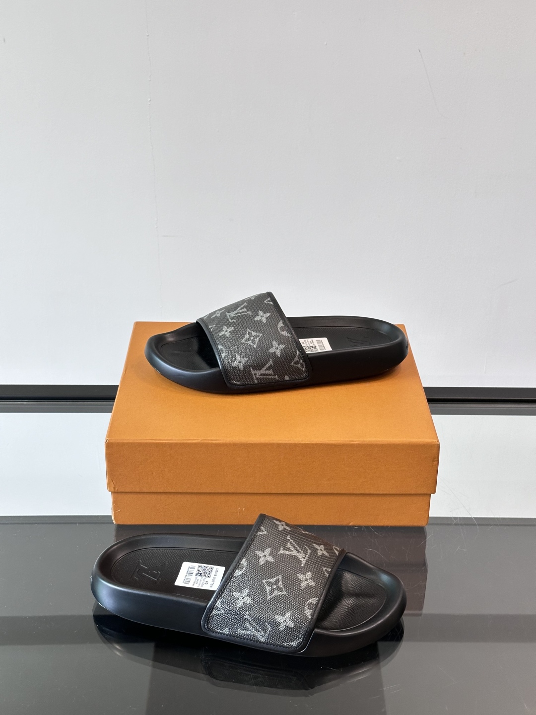 LV◻️ 男士高端拖鞋凉鞋🩴。高品质经典单品，用料上乘考究，版型宽松舒适，推荐入手，鞋面选用进口头层，进