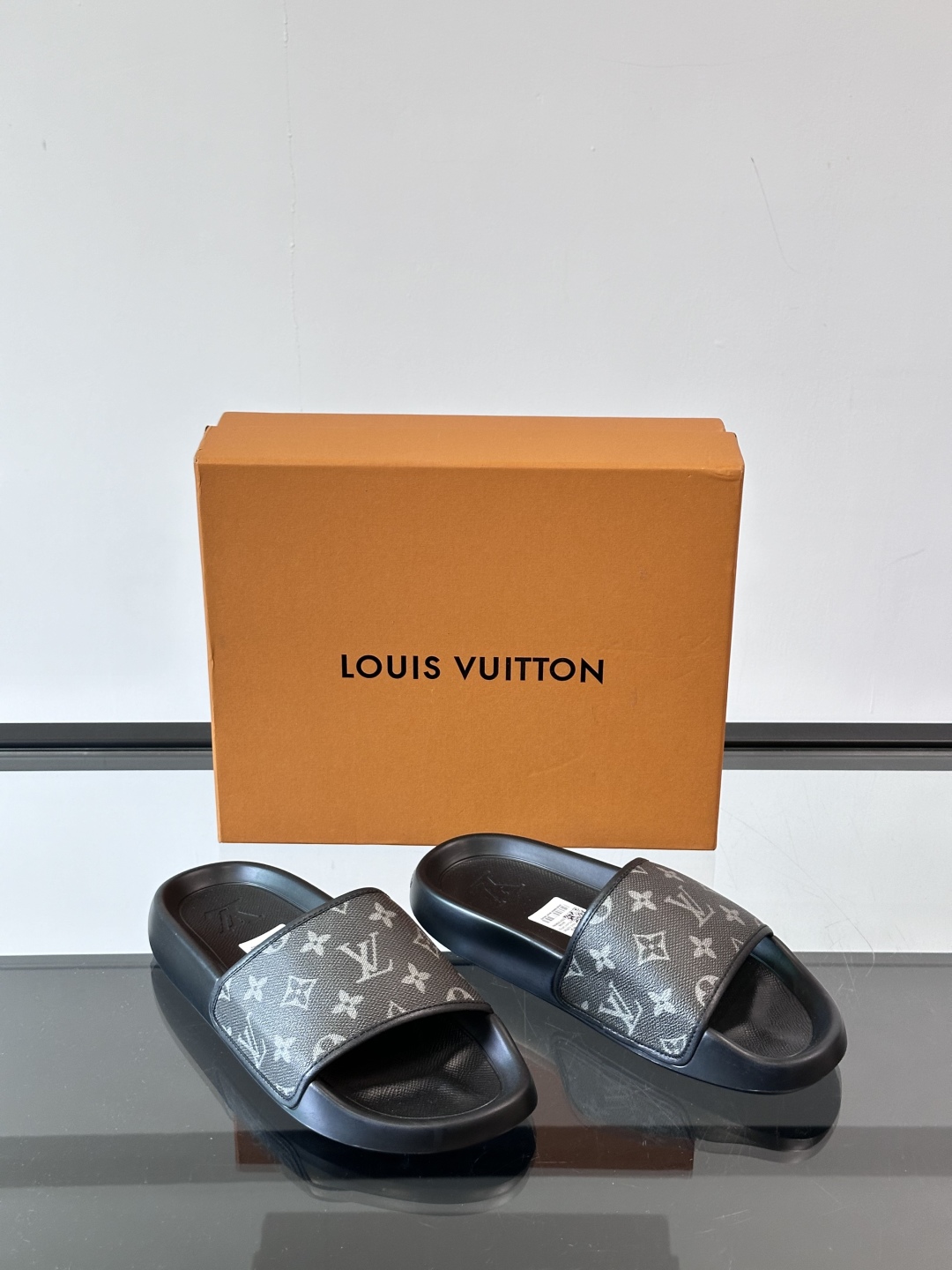 LV◻️ 男士高端拖鞋凉鞋🩴。高品质经典单品，用料上乘考究，版型宽松舒适，推荐入手，鞋面选用进口头层，进