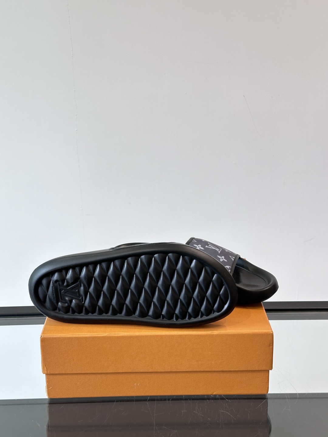 LV◻️ 男士高端拖鞋凉鞋🩴。高品质经典单品，用料上乘考究，版型宽松舒适，推荐入手，鞋面选用进口头层，进