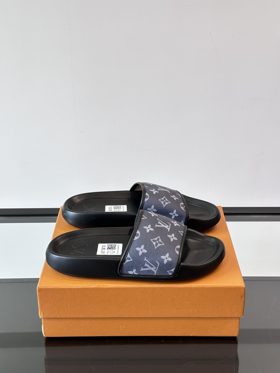 LV◻️ 男士高端拖鞋凉鞋🩴。高品质经典单品，用料上乘考究，版型宽松舒适，推荐入手，鞋面选用进口头层，进