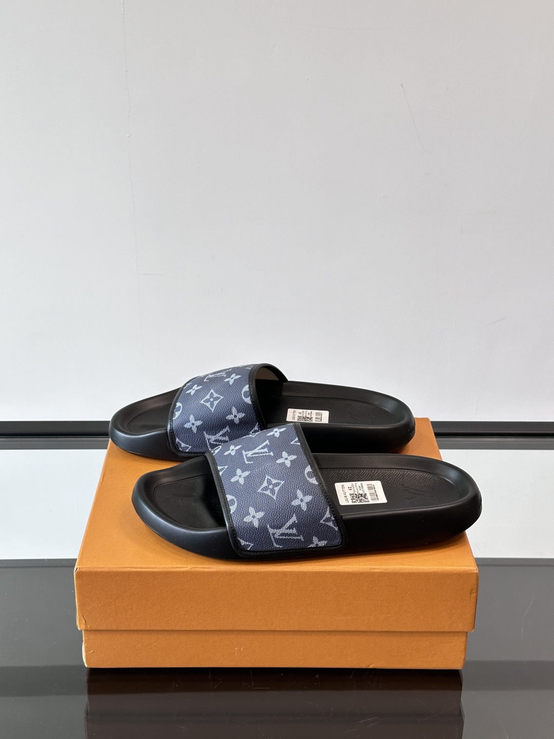 LV◻️ 男士高端拖鞋凉鞋🩴。高品质经典单品，用料上乘考究，版型宽松舒适，推荐入手，鞋面选用进口头层，进