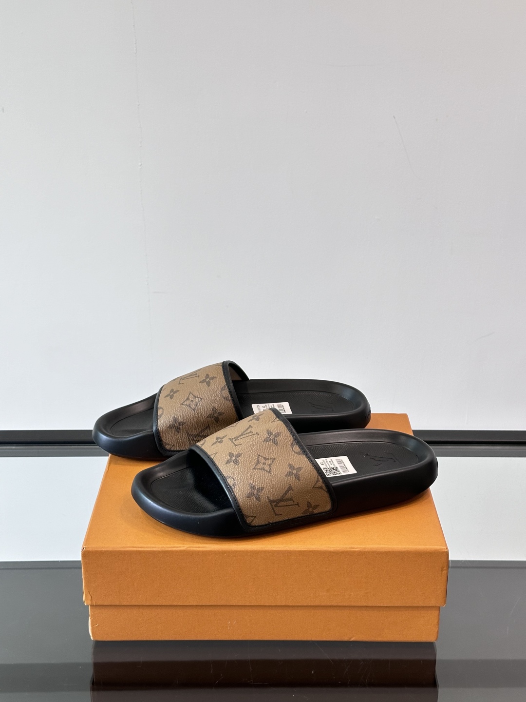LV◻️ 男士高端拖鞋凉鞋🩴。高品质经典单品，用料上乘考究，版型宽松舒适，推荐入手，鞋面选用进口头层，进