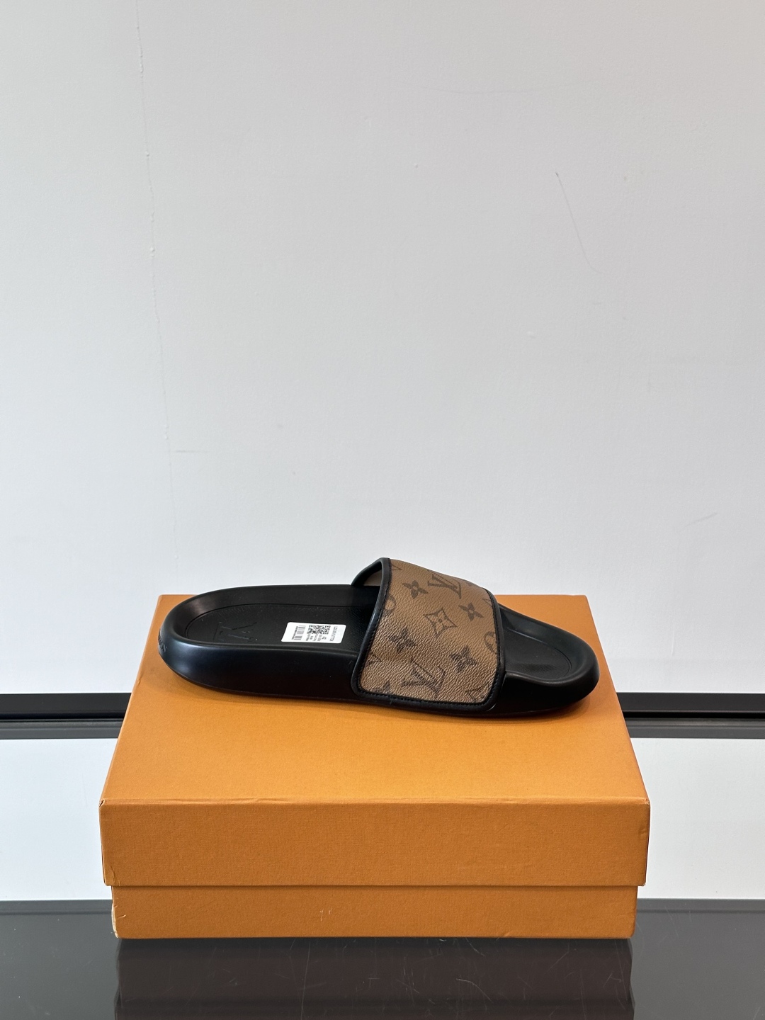 LV◻️ 男士高端拖鞋凉鞋🩴。高品质经典单品，用料上乘考究，版型宽松舒适，推荐入手，鞋面选用进口头层，进