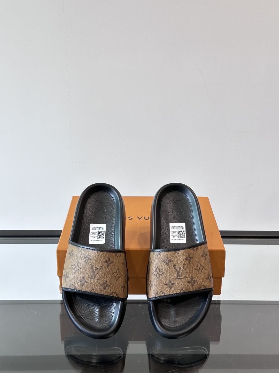 LV◻️ 男士高端拖鞋凉鞋🩴。高品质经典单品，用料上乘考究，版型宽松舒适，推荐入手，鞋面选用进口头层，进