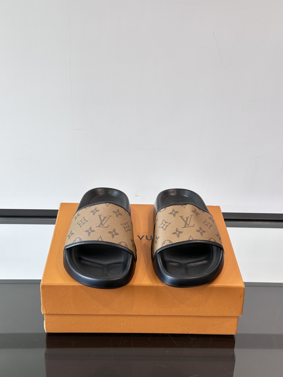LV◻️ 男士高端拖鞋凉鞋🩴。高品质经典单品，用料上乘考究，版型宽松舒适，推荐入手，鞋面选用进口头层，进