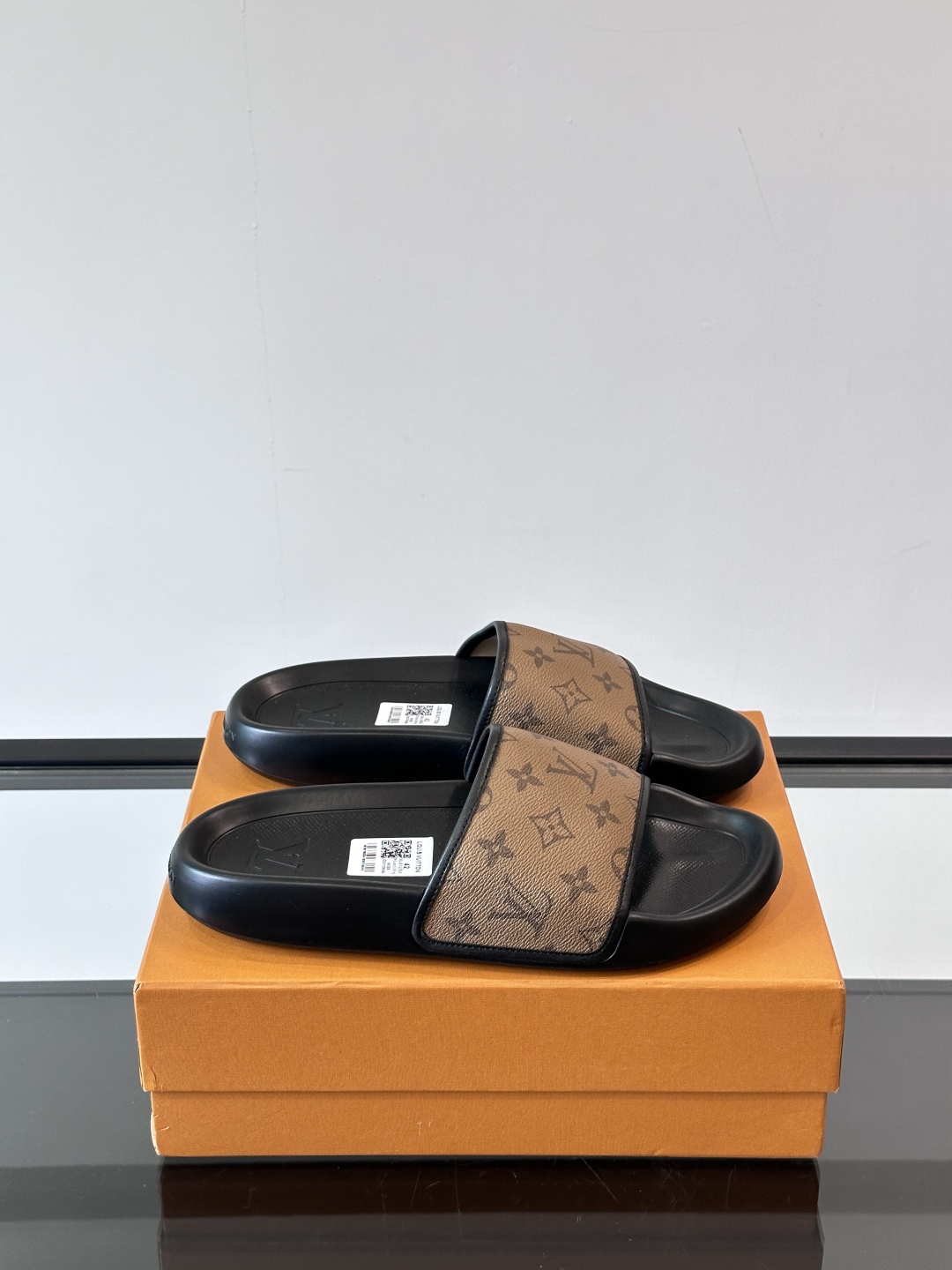 LV◻️ 男士高端拖鞋凉鞋🩴。高品质经典单品，用料上乘考究，版型宽松舒适，推荐入手，鞋面选用进口头层，进