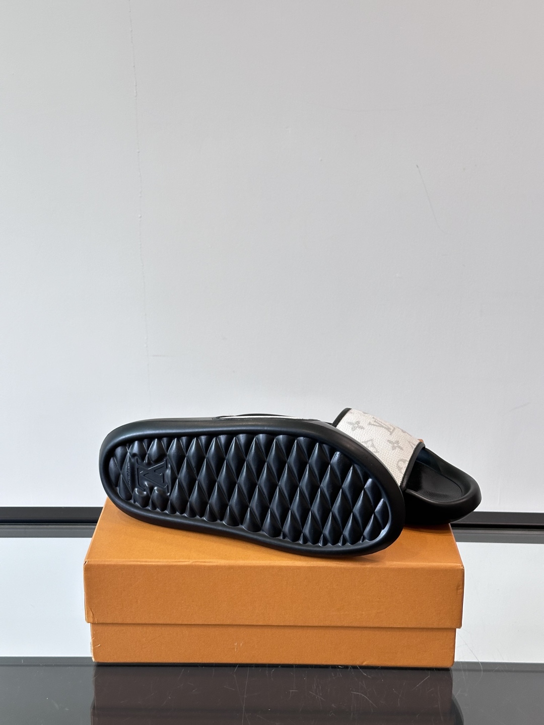 LV◻️ 男士高端拖鞋凉鞋🩴。高品质经典单品，用料上乘考究，版型宽松舒适，推荐入手，鞋面选用进口头层，进