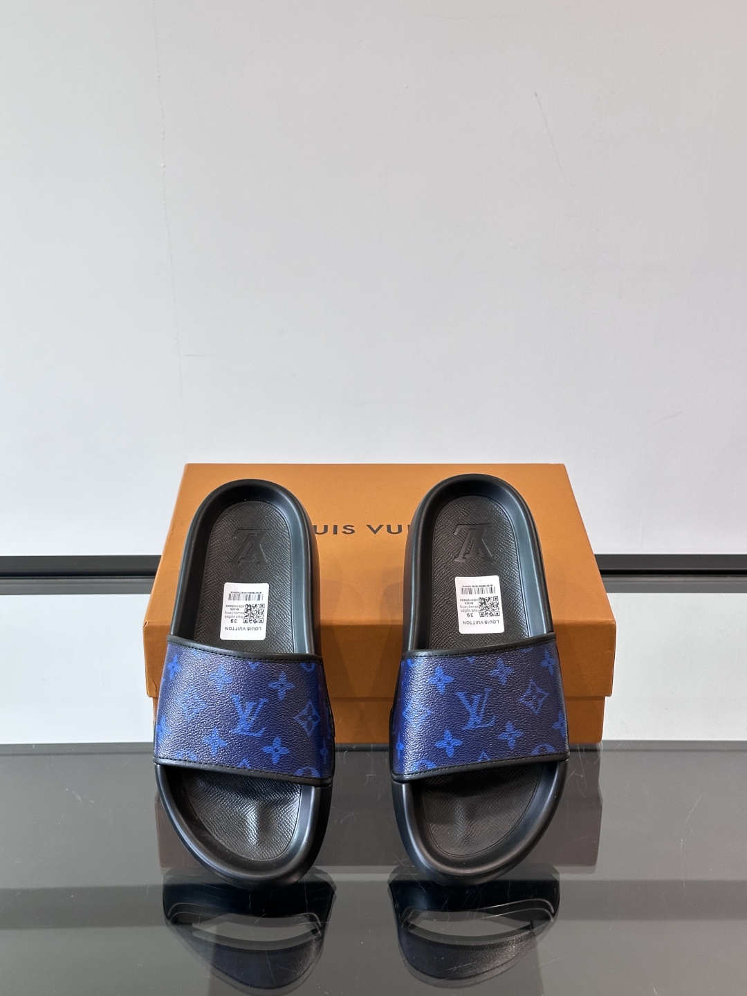LV◻️ 男士高端拖鞋凉鞋🩴。高品质经典单品，用料上乘考究，版型宽松舒适，推荐入手，鞋面选用进口头层，进