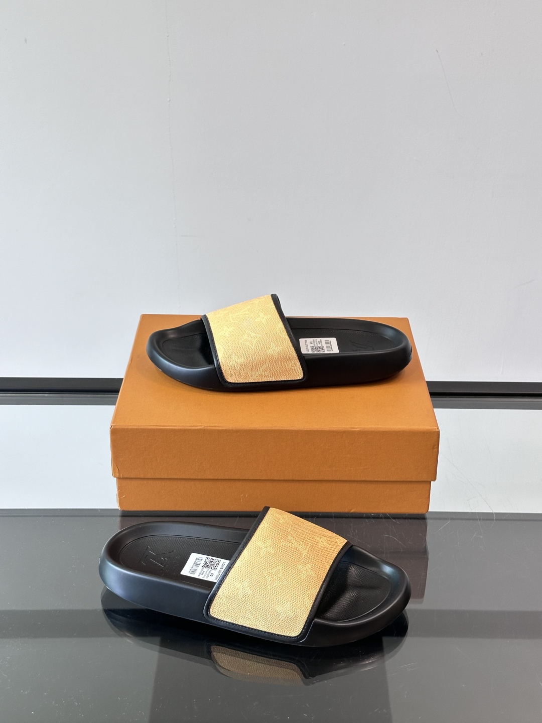 LV◻️ 男士高端拖鞋凉鞋🩴。高品质经典单品，用料上乘考究，版型宽松舒适，推荐入手，鞋面选用进口头层，进